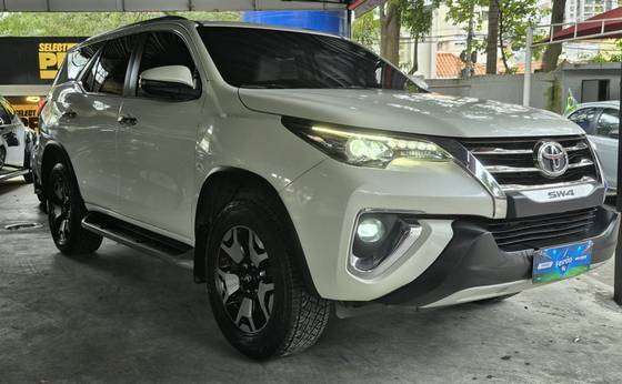 TOYOTA HILUX 2.8 SRX 4X4 CD 16V DIESEL 4P AUTOMÁTICO TOYOTA HILUX 2.8 SRX 4X4 CD 16V DIESEL 4P AUTOMÁTICO